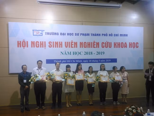 Ban tổ chức trao giải Nhì cho các nhóm thí sinh xuất sắc tại Hội nghị.