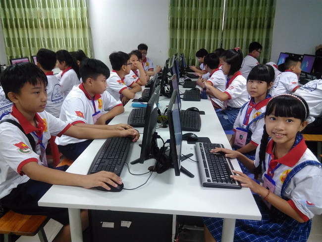 Các thí sinh Bảng A (Tiểu học) chuẩn bị làm bài thi. Các thí sinh Bảng A (Tiểu học) chuẩn bị làm bài thi.