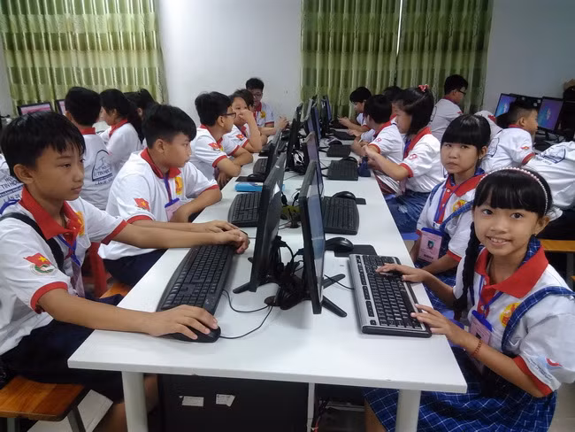 Các thí sinh Bảng A (Tiểu học) chuẩn bị làm bài thi. Các thí sinh Bảng A (Tiểu học) chuẩn bị làm bài thi.