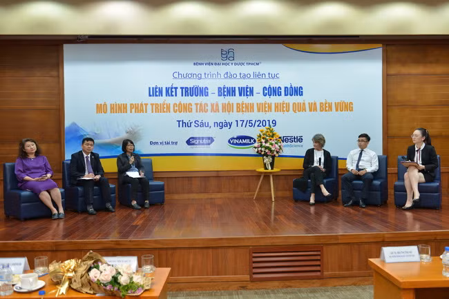 Các đại biểu giao lưu thảo luận tại chương trình. (Ảnh BVCC)