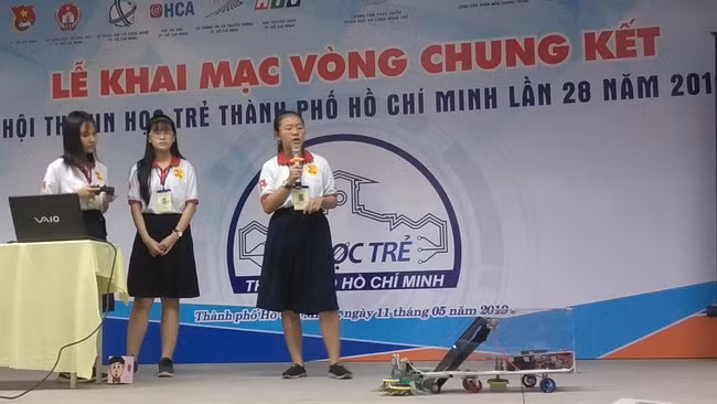 Nhóm thí sinh Trường THCS Cách Mạng Tháng Tám - Quận 10 TP.HCM thuyết trình đề tài dự thi "Xe vệ sinh đa năng" trước Hội đồng ban giám khảo. Nhóm thí sinh Trường THCS Cách Mạng Tháng Tám - Quận 10 TP.HCM thuyết trình đề tài dự thi "Xe vệ sinh đa năng" trước Hội đồng ban giám khảo.