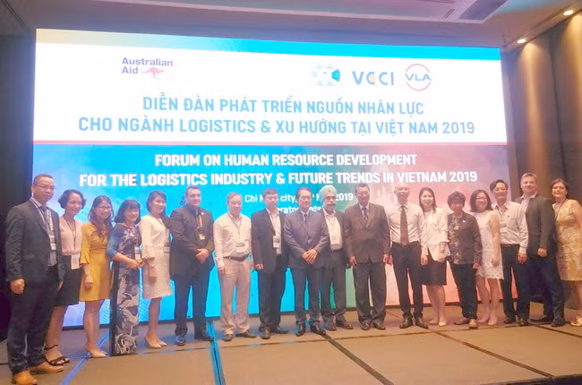 Các đại biểu chụp hình lưu niệm tại sự kiện.