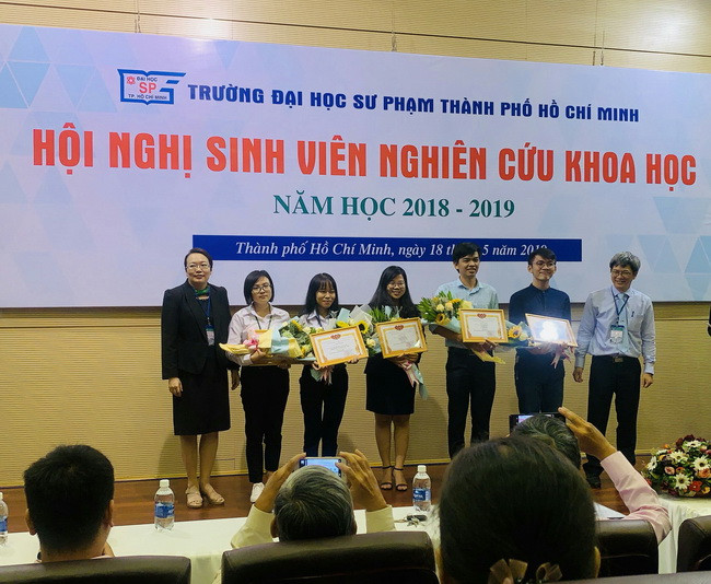 TS Nguyễn Thị Minh Hồng, Hiệu trưởng Trường ĐH Sư phạm TPHCM và PGS.TS Nguyễn Tiến Công trao giải Nhất cho các nhóm thí sinh xuất sắc nhất Hội nghị.