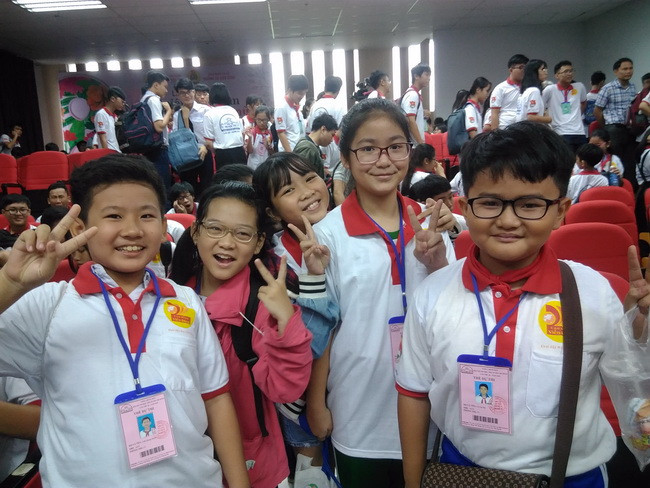 Các thí sinh bảng A (Tiểu học) hào hứng trước khi bước vào vòng thi Kiến thức và Kỹ năng tin học. Các thí sinh bảng A (Tiểu học) hào hứng trước khi bước vào vòng thi Kiến thức và Kỹ năng tin học.