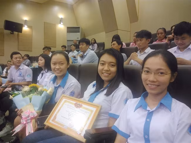 Nhóm thí sinh vui mừng khi nhận được giải Ba tại Hội nghị.