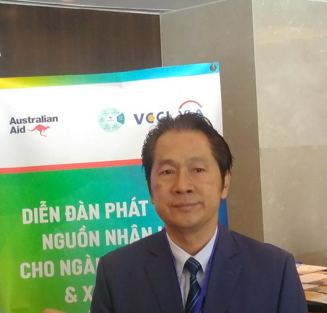 Ông Lê Duy Hiệp, Chủ tịch Hiệp hội Doanh nghiệp Dịch vụ Logistics Việt Nam (VLA) chia sẻ với báo chí bên ngoài hội nghị.