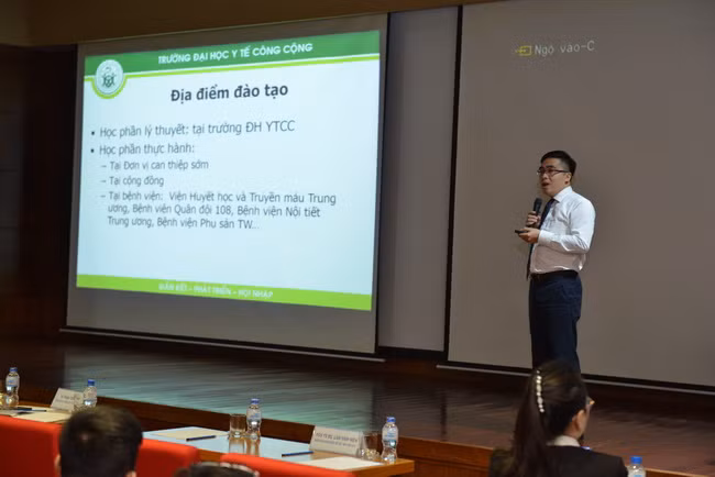 TS. Phạm Tiến Nam – Trưởng Bộ môn CTXH, Trường ĐH Y tế Công cộng, Hà Nội báo cáo tham luận tại sự kiện. (Ảnh: BVCC)