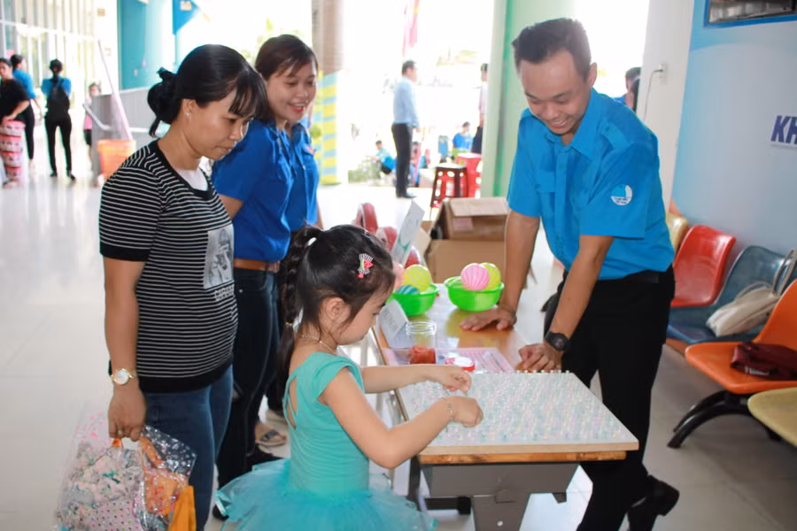 Các phụ huynh cho các bé đến tham quan và trải nghiệm sáng tạo tại ngày hội.