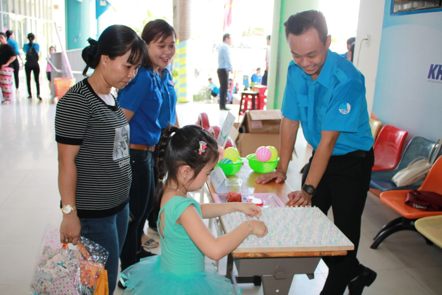 Các phụ huynh cho các bé đến tham quan và trải nghiệm sáng tạo tại ngày hội.