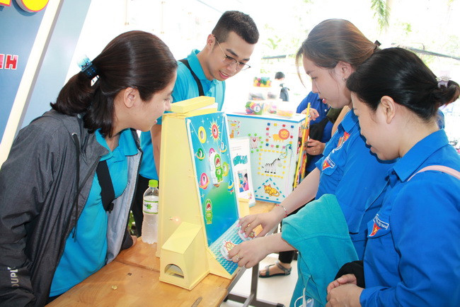 Các đại biểu tham quan sản phẩm sáng tạo trưng bày tại ngày hội.