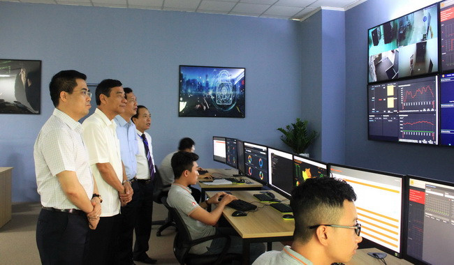 Lãnh đạo tỉnh Thái Bình cùng các đại biểu tham quan Trung tâm điều hành SOC. Lãnh đạo tỉnh Thái Bình cùng các đại biểu tham quan Trung tâm điều hành SOC.
