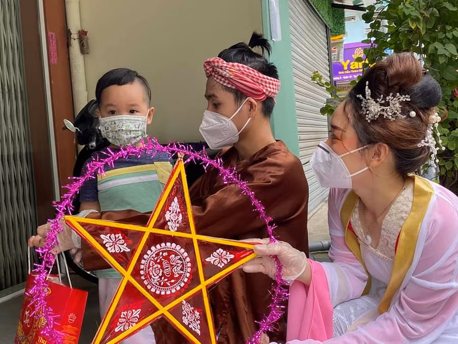 "Chị Hằng" đem quà đến tặng cho các em nhỏ vui Tết Trung thu trong mùa dịch (Ảnh: Tuổi trẻ Quận 10)