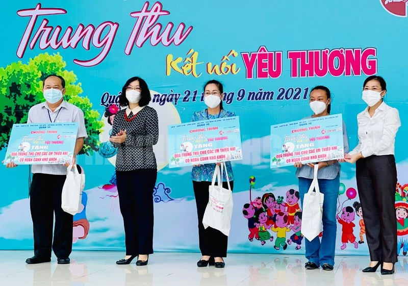 Phó Chủ tịch Ủy ban MTTQ Việt Nam TP Hồ Chí Minh Phan Kiều Thanh Hương; Chủ tịch UBND Quận 10 Nguyễn Thị Thu Hường trao quà Trung thu cho đại diện UBND Phường 1, 2, 4, 5, 6 Quận 10 để trao tận tay cho các em thiếu nhi. (Ảnh: UBND Quận 10)