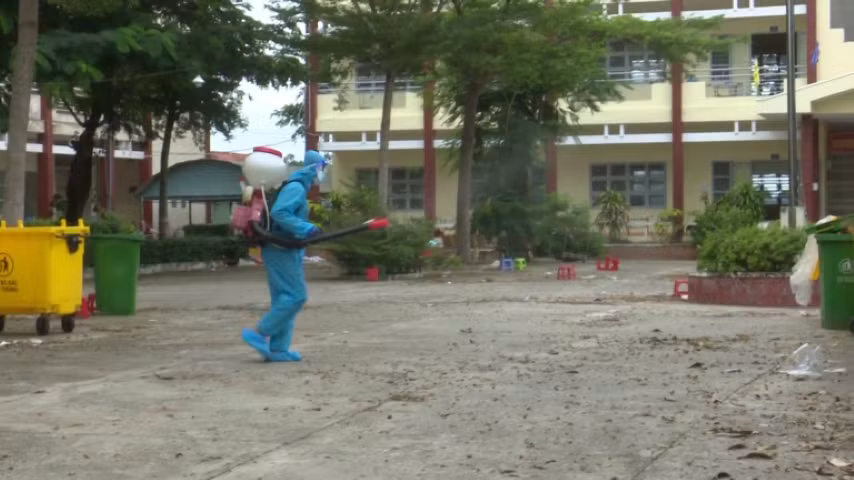 Lực lượng chức năng ở Long An phun khử khuẩn khuôn viên trường học sau khi được trưng dụng làm khu cách ly phòng dịch (Ảnh: IT)