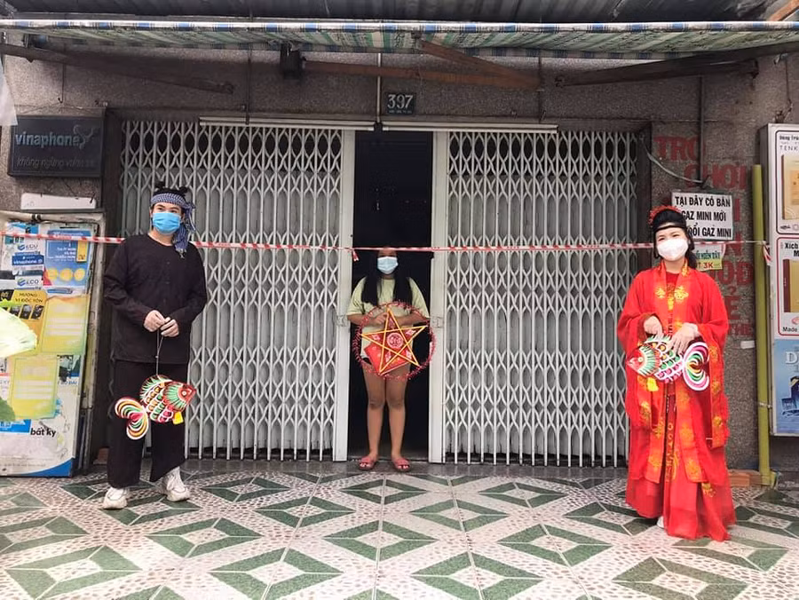 "Chị Hằng" và "chú Cuội" đến tận nhà phát quà Trung Thu cho các em thiếu nhi tại Quận 10 (Ảnh: Tuổi Trẻ Quận 10)