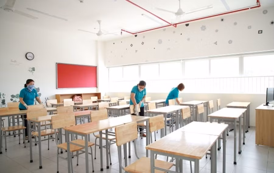 Trường học duy trì thực hiện vệ sinh, tẩy trùng khuôn viên lớp học theo quy định. Ảnh minh họa.