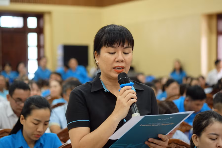 Cử tri nêu ý kiến tại hội nghị.