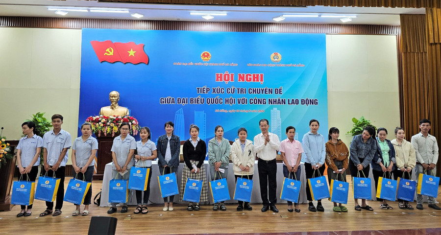 Trao quà cho công nhân có hoàn cảnh khó khăn. Trao quà cho công nhân có hoàn cảnh khó khăn.