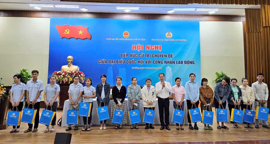 Trao quà cho công nhân có hoàn cảnh khó khăn.