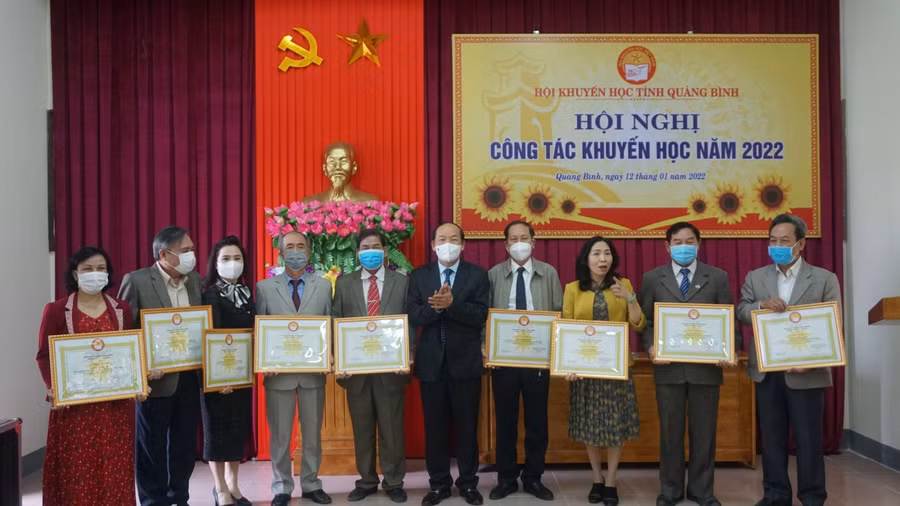 Các cá nhân và đại diện các tập thể nhận bằng khen của Hội Khuyến học Việt Nam.