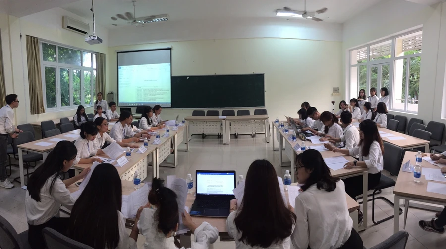 Các sinh viên thảo luận trong giờ học.