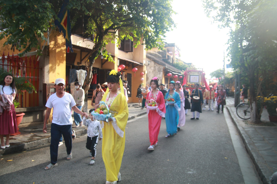 Đoàn rước danh hiệu Di sản văn hóa phi vật thể quốc gia Tết Nguyên tiêu ở Hội An đã tổ chức diễu hành trên các tuyến đường trong khu phố cổ. Ảnh: Cường Trinh.