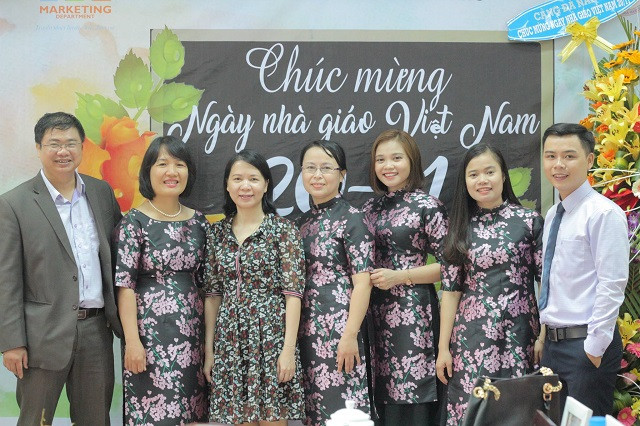 Thạc sĩ Chu Mỹ Giang (thứ 2, từ phải sang), cùng các giảng viên khoa Marketing - Trường Đại học Kinh tế. 