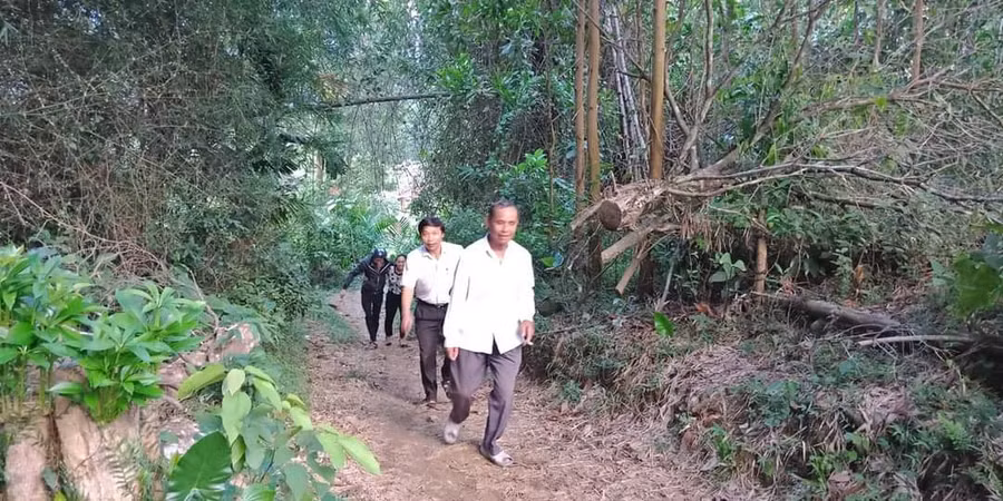 Thầy Tấn (thứ 2, từ phải sang) cùng các giáo viên đến nhà học sinh.