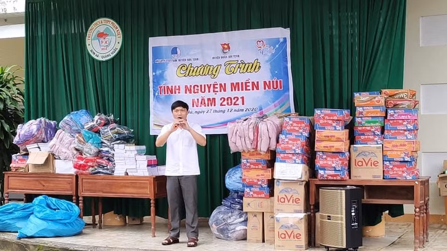 Thầy Tấn phát biểu tại chương trình Tình nguyện vì học sinh miền núi