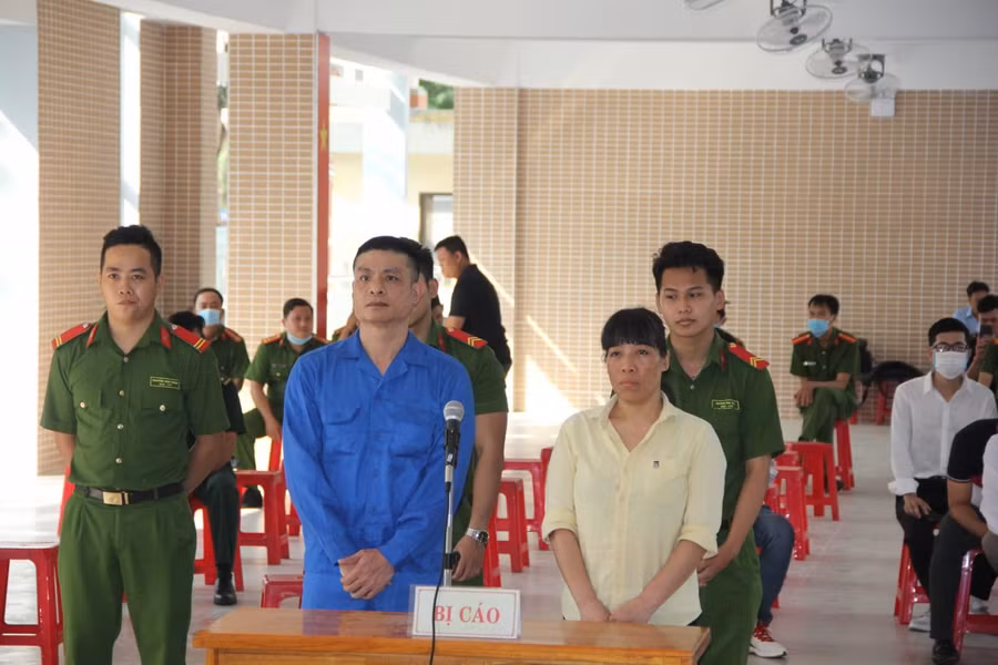 2 bị cáo Long (áo xanh) và Thủy (áo vàng) tại phiên tòa. 