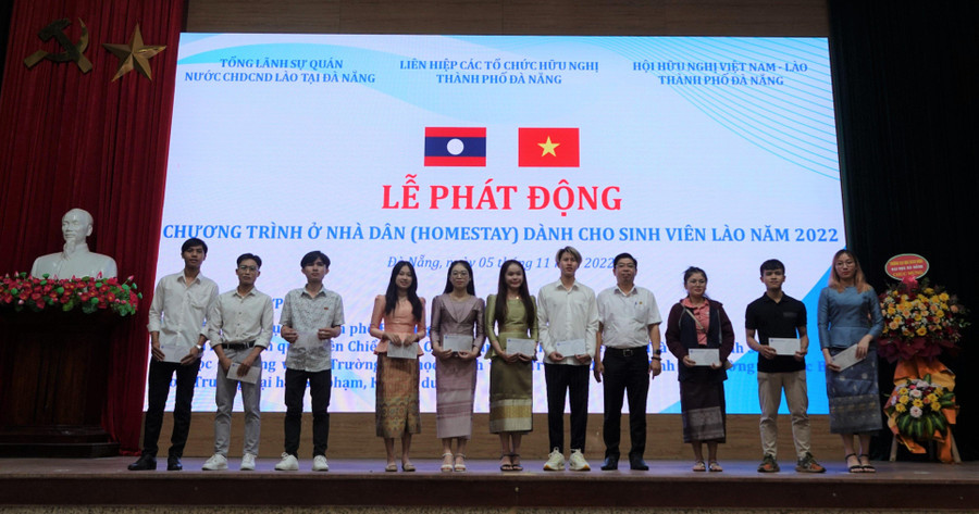 Đại diện UBND quận Hải Châu (TP. Đà Nẵng) tặng quà cho các sinh viên Lào. Đại diện UBND quận Hải Châu (TP. Đà Nẵng) tặng quà cho các sinh viên Lào.