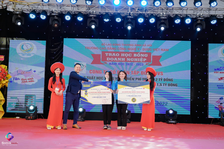 Trao học bổng cho các tân sinh viên. Trao học bổng cho các tân sinh viên.