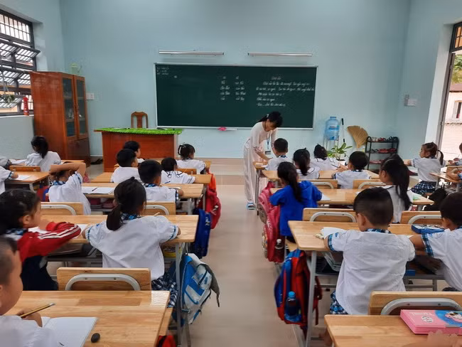 Các thiết bị hiện đại như bảng tương tác, tivi thông minh,... còn ít (Ảnh:Giáo viên cung cấp)