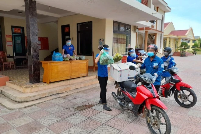 Đoàn thanh niên đã thành lập Đội "shipper tình nguyện" hỗ trợ mua thực phẩm, đồ dùng và vận chuyển về tận nhà người dân.