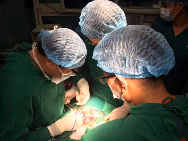 Phẫu thuật khối u tuyến giáp di căn cho bệnh nhân 15 tuổi