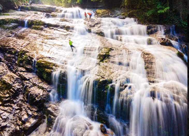 Trải nghiệm du lịch mạo hiểm đu dây vượt thác là một sản phẩm hoàn toàn mới của du lịch Quảng Bình. Ảnh: Hoàng Táo.