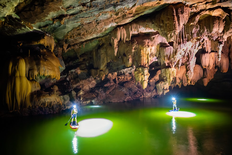 Du khách tự chèo thuyền Kayak khám phá các hang động. Ảnh: Hoàng Táo. Du khách tự chèo thuyền Kayak khám phá các hang động. Ảnh: Hoàng Táo.