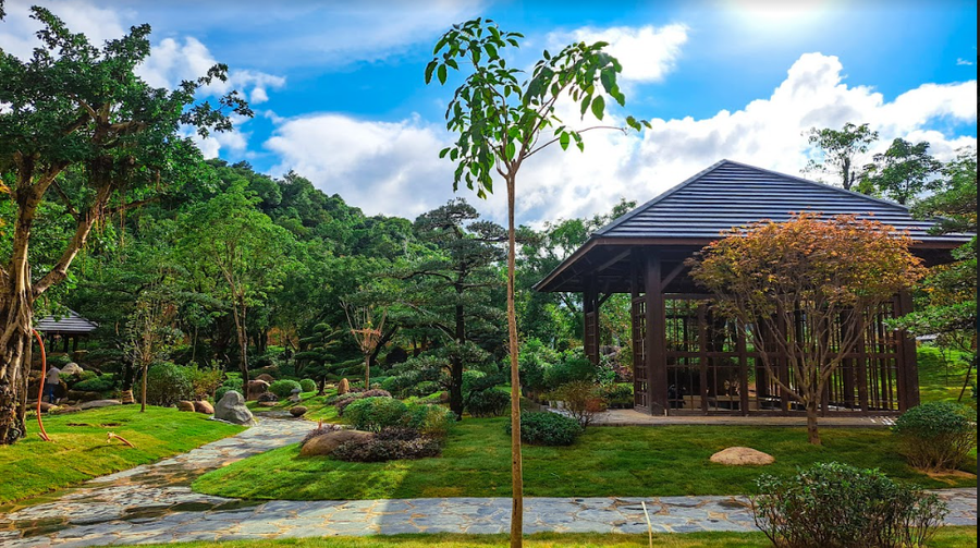 Suối nước nóng Bang Onsen& Spa resort (xã Kim Thủy, Lệ Thủy) do Tập đoàn Trường Thịnh làm chủ đầu tư cũng đang trong quá trình hoàn thiện. Suối nước nóng Bang Onsen& Spa resort (xã Kim Thủy, Lệ Thủy) do Tập đoàn Trường Thịnh làm chủ đầu tư cũng đang trong quá trình hoàn thiện.