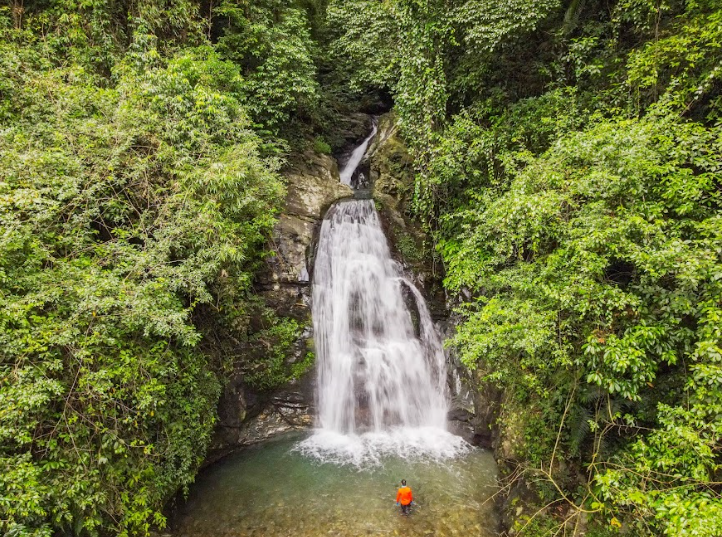 Dòng thác nhỏ, chảy thẳng và có màu nước trắc bạc hệt như một dải tóc trải dọc giữa rừng già. Ảnh: Hoàng Táo. Dòng thác nhỏ, chảy thẳng và có màu nước trắc bạc hệt như một dải tóc trải dọc giữa rừng già. Ảnh: Hoàng Táo.