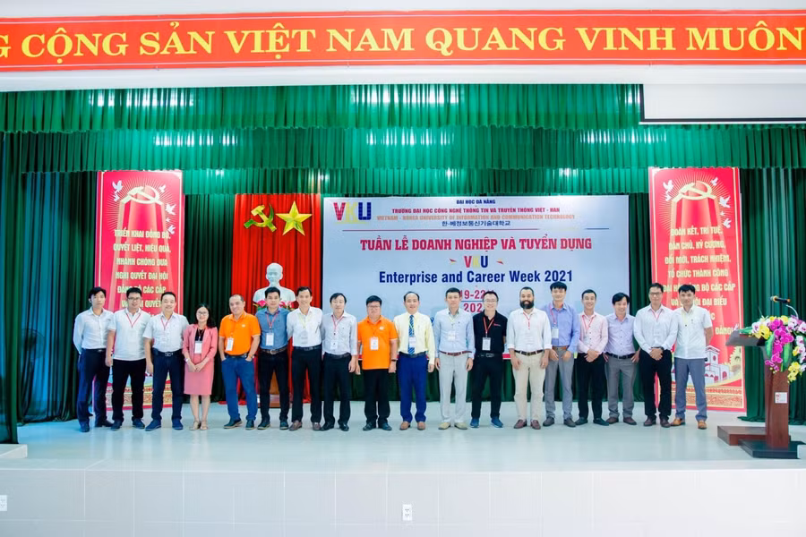 Đại diện các doanh nghiệp tham gia chương trình Tuần lễ Doanh nghiệp và tuyển dụng tại ĐH CNTT&amp;TT Việt Hàn - ĐH Đà Nẵng