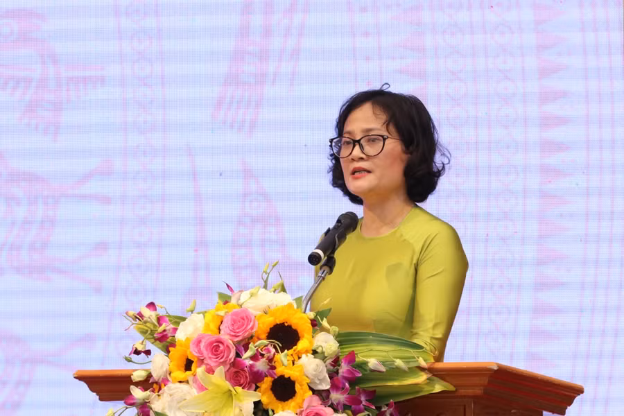 Phó tổng cục trưởng Tổng cục GDNN Nguyễn Thị Việt Hương phát biểu tại hội nghị