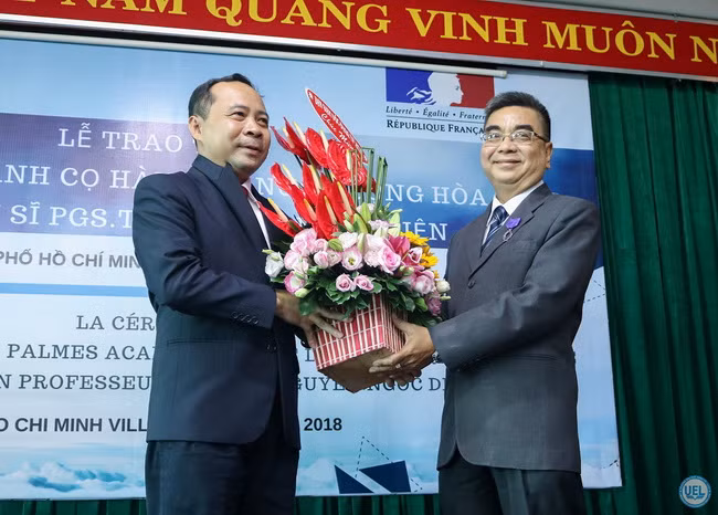 PGS.TS Vũ Hải Quân - Phó Giám đốc ĐH Quốc gia TPHCM chúc mừng Viện sỹ PGS.TS Nguyễn Ngọc Điện