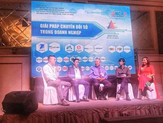 Các chuyên gia tư vấn thảo luận về giải pháp chuyển đổi số trong DN