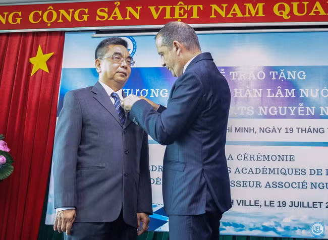 Ông Vincent Floreani, Tổng Lãnh sự nước Cộng hòa Pháp tại TP.HCM trao huân chương Cành cọ Hàn lâm cho PGS.TS Nguyễn Ngọc Điện - Phó Hiệu trưởng Trường Đại học Kinh tế - Luật, ĐHQG TPHCM.