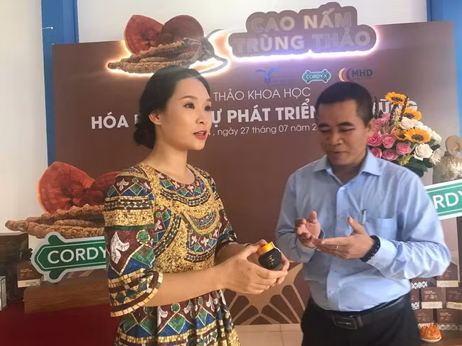 Đại diện công ty MHD Innocare Việt Nam (trái) giới thiệu sản phẩm Cao Nấm Trùng Thảo được Bộ Y tế công nhận các tiêu chuẩn chất lượng. Đây là thành quả từ hợp tác giữa Trường ĐH Thủ Dầu Một và công ty MHD Innocare Việt Nam.