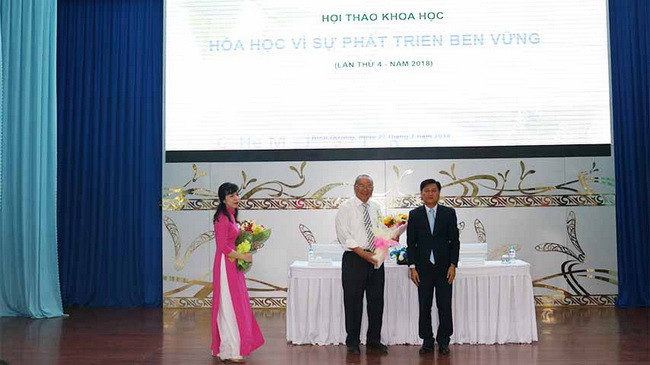 Bác sĩ Mai Thành Tâm - Giám đốc Công ty MHD Innocare Việt Nam tặng hoa cảm ơn sự hợp tác của Nhà trường trong việc chuyển giao quy trình trồng các loại nấm dược liệu và cung cấp nguồn nguyên liệu sạch cho công ty