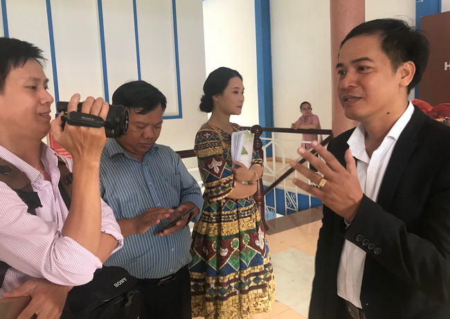 PGS.TS Nguyễn Thanh Bình, Trưởng Khoa Khoa học Tự nhiên, Trường Đại học Thủ Dầu Một (phải) trao đổi với các nhà báo về các công trình nghiên cứu mới có khả năng ứng dụng, chuyển giao công nghệ để đưa sản phẩm vào cuộc sống PGS.TS Nguyễn Thanh Bình, Trưởng Khoa Khoa học Tự nhiên, Trường Đại học Thủ Dầu Một (phải) trao đổi với các nhà báo về các công trình nghiên cứu mới có khả năng ứng dụng, chuyển giao công nghệ để đưa sản phẩm vào cuộc sống