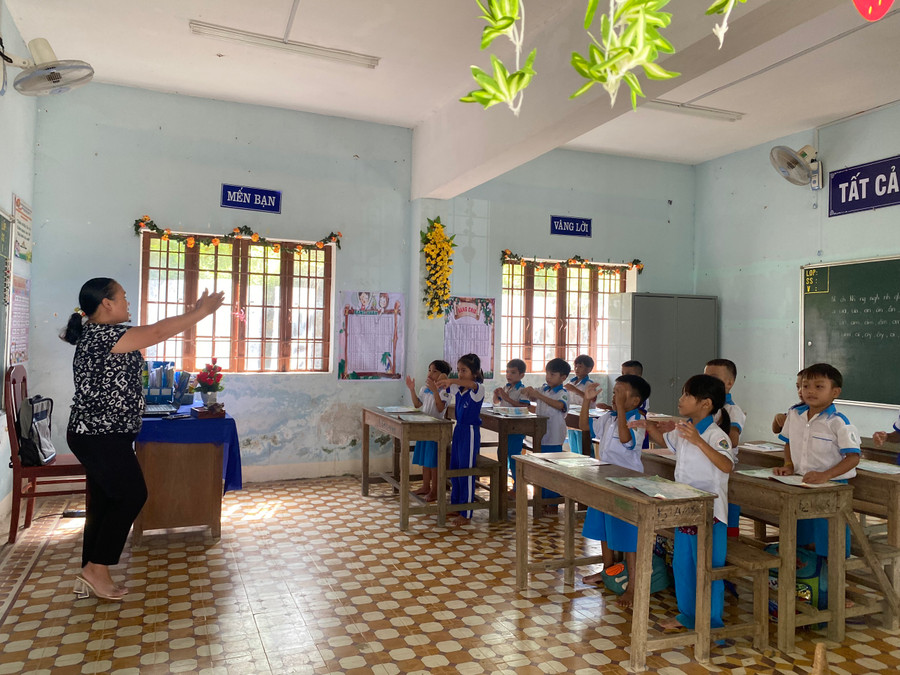 Học sinh trong giờ học. Học sinh trong giờ học.