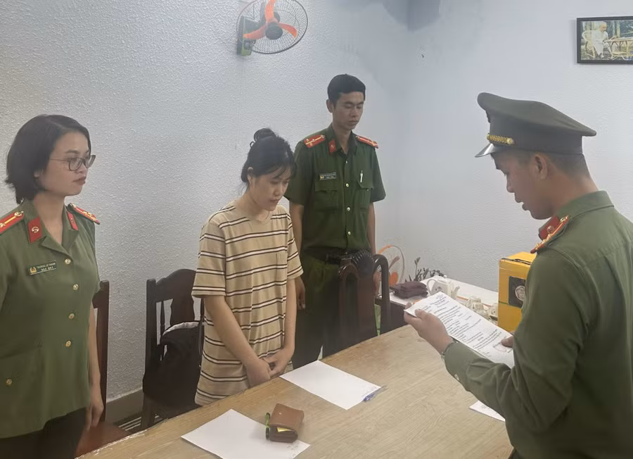 Cơ quan công an tống đạt quyết định bắt tạm giam các bị can. (Ảnh: Công an Đà Nẵng).