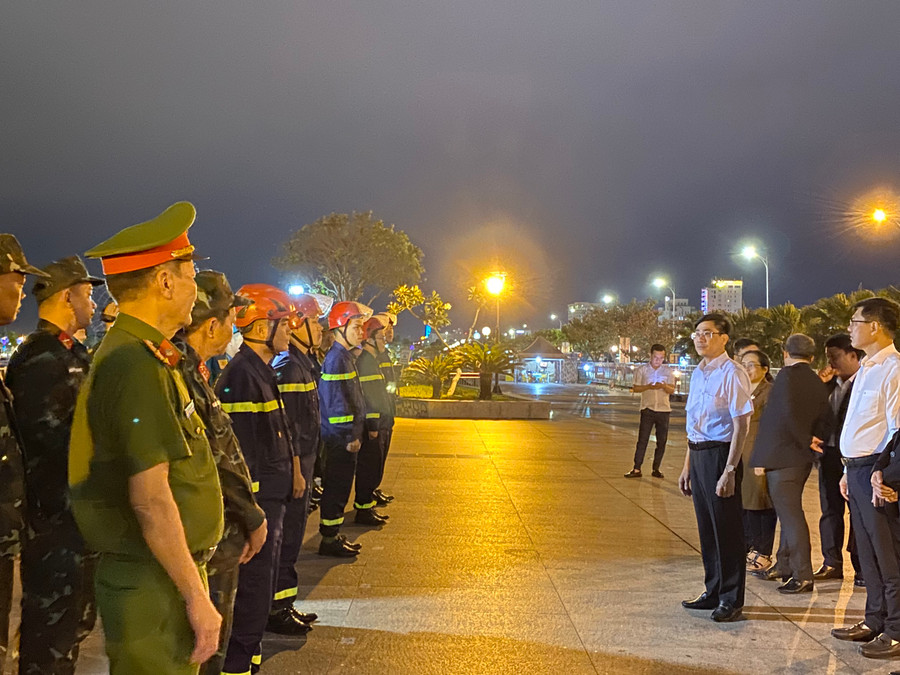 Ông Trần Thắng Lợi - Bí thư quận ủy Hải Châu (TP Đà Nẵng) thăm lực lượng làm nhiệm vụ bắn pháo hoa đêm giao thừa.